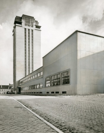 Straenansicht mit Sichtbetonfassade, ca. 1947/1948
