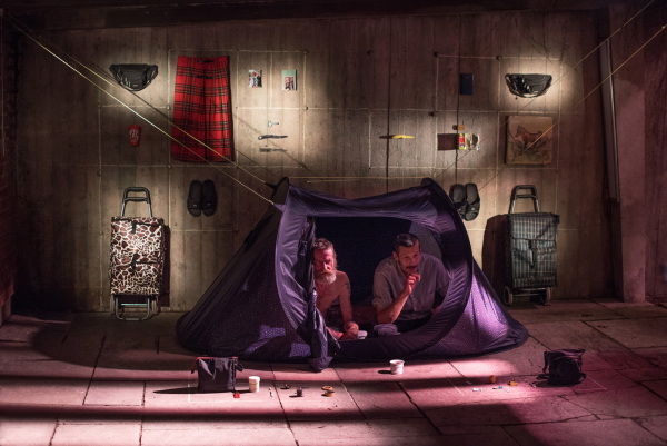 Drauen: ber vier Obdachlose in Kln und ihren Wohn-Raum von Tama Tobias Macht und Johanna Sunder-Plassmann (2018)