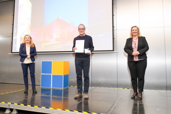 Preisverleihung mit Architektenkammerpräsidentin Lydia Haack, Herrmann Kaufmann, und Staatsministerin Kerstin Schreyer (v.l.n.r.)