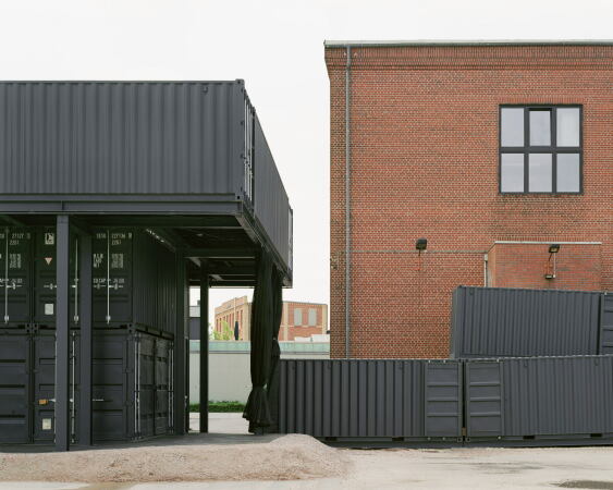 Anerkennung zum Architekturpreis des BDA Sachsen 2021: Empfangs- und Eingangsgebude der Schsischen Landesausstellung 2020 in Zwickau, AFF Architekten (Berlin)