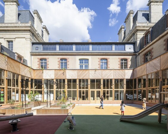 Die umlaufende Galerie aus Holz und Glas wurde fr den Kindergarten neu eingebaut