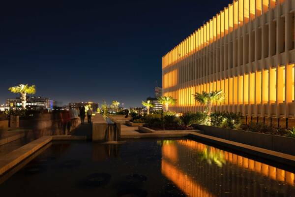 Der h�here, vorgelagerte Geb�uderiegel grenzt unmittelbar an den Dachpark; im Erd- und Obergeschoss gehen die Fl�chen ineinander �ber.