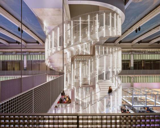 Der Markthallenbereich im sogenennten O-Atrium benhaltet einen kristallinen Treppenentwurf.