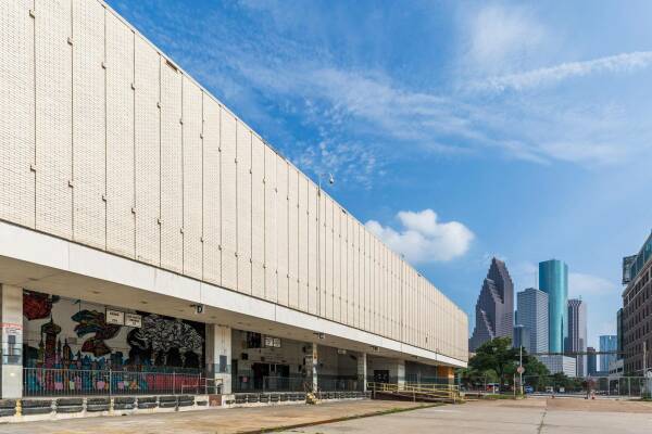 Zu Ehren der vormaligen Namensgeberin und Brgerrechtlerin Barbara Jordan soll vor dem Gebude eine Statue errichtet werden.