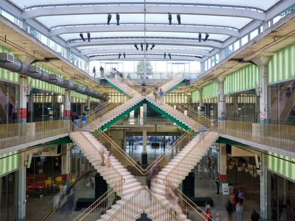 Sich kreuzende Treppenwege im X-Atrium