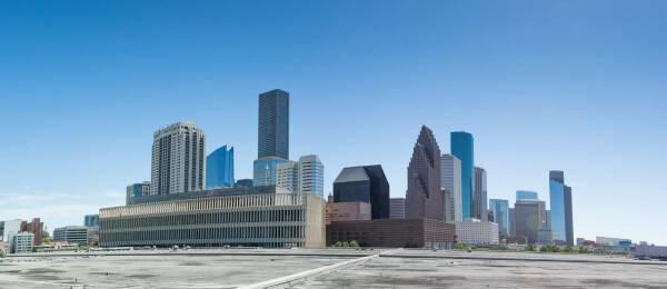 Bestand vorher: Dach mit Blick auf die Skyline von Houston