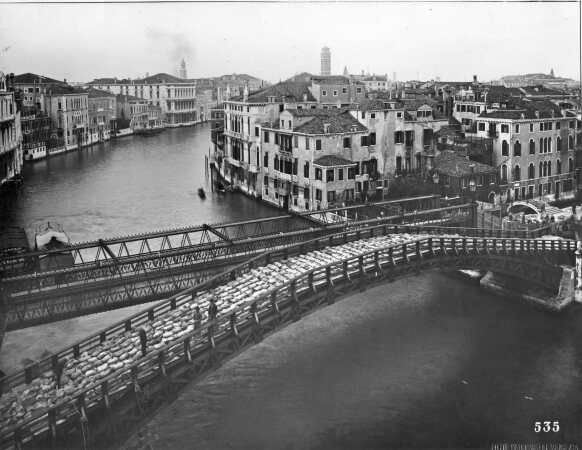 Ein Foto aus dem Jahr 1933 zeigt die hölzerne Ponte dellAccademia, die eigentlich nur als Provisorium gedacht war.