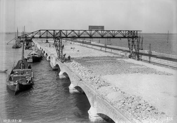 Nadelöhr für den Fahrzeugverkehr nach Venedig: Die Ponte della Libertà verbindet den historischen Kern der Lagunenstadt mit den auf den Festland gelegenen Stadtteilen Mestre und Marghera. Die 3.850 Meter lange Brücke wurde zur Zeit Mussolinis unter dem Namen Ponte de Littorio dem Verkehr übergeben. Hier zu sehen sind Bauarbeiten Anfang der Dreiigerjahre. Die Brücke wurde von Eugenio Miozzi entworfen.