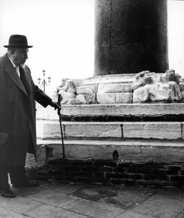 Charakterkopf und Modernisierer: Eugenio Miozzi war von 1931 bis 1954 Stadtbaumeister von Venedig. Hier ist er zu sehen, wie er die Basis der Säule von San Teodoro vermisst, die sich auf dem Markusplatz befindet. Das Bild entstand um 1950.