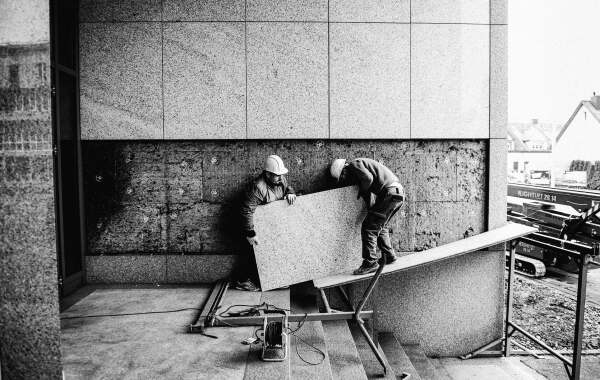 Wiederverwendung von Fassadenplatten am Zrcher Brogebude Orion, jede wiegt 80 Kilo.