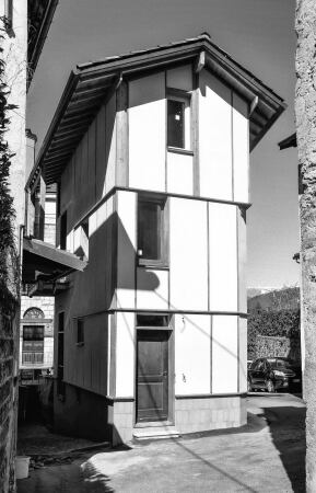 Casa a Laveno von Studio Albori (Mailand), 2021. Der Ersatzneubau verwendet mglichst viele Bauteile seines abgerissenen Vorgngers