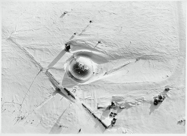 Die Amundsen-Scott South Pole Station mit der geodtischen Kuppel von Richard Buckminster Fuller von 1974 (2008 abgebaut).