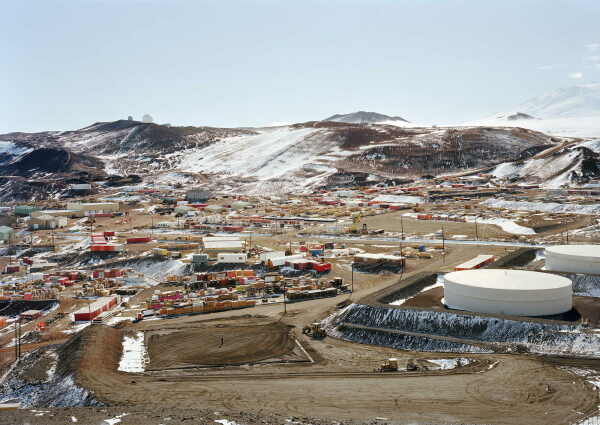 Der  Urban Sprawl der McMurdo Station, der grten Siedlung des Kontinents. Im Vordergrund ein Brennstofflager.