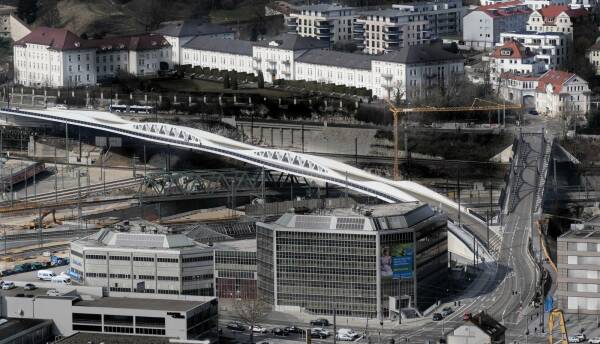 Stahlbrcke fr Straenbahn, Fugnger und Radfahrer Kienlesbergbrcke in Ulm von Knight Architects