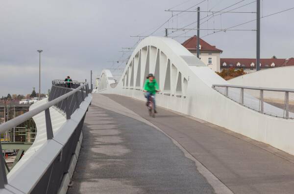 Stahlbrcke fr Straenbahn, Fugnger und Radfahrer Kienlesbergbrcke in Ulm von Knight Architects