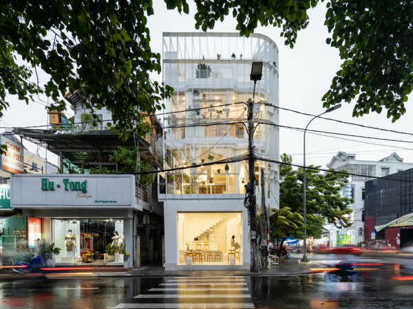 Umbau eines Einfamilienhauses mit Caf� in Hue (Architektur: Nguyen Khai Architects & Associates (NKAA), Huế)