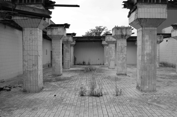 Erhaltene St�tzenk�pfe, auf denen fr�her die G�rtanks standen