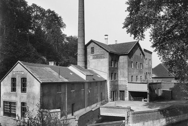 Historische Leeuw Brauerei mit denkmalgesch�tzter Wasserm�hle unter dem Vorbau