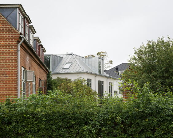 Von auen gleichen sich die umgebaute historische Villa und der Neubau von pihlmann architects und Office Kim Lenschow in Aarhus an.