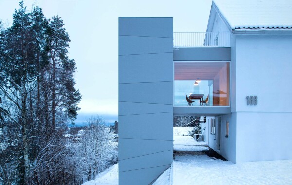 Turm am Abhang: Tower Bridge in Oslo von Resell + Nicca