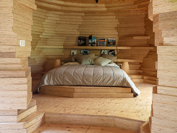 Höhle mit Kino: Gstehaus in Ostflandern von Dries Vens und Maarten Vanbelle