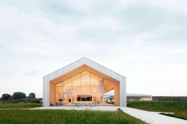 Giebelansicht Ostseite - Blick in den Gastraum