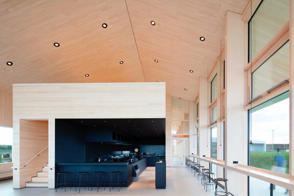 Gastraum - Galerie und offene Gastroküche