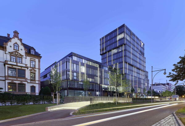 Aula und R�ume der Stiftungen der Erzdi�zese Freiburg befinden sich im flachen Bauteil im Norden des Areals.