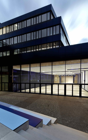 Au�enbereich mit Einblick in die Schulaula