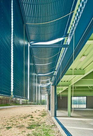 Hundeschule bei Madrid von Lys Villalba und EEEstudio