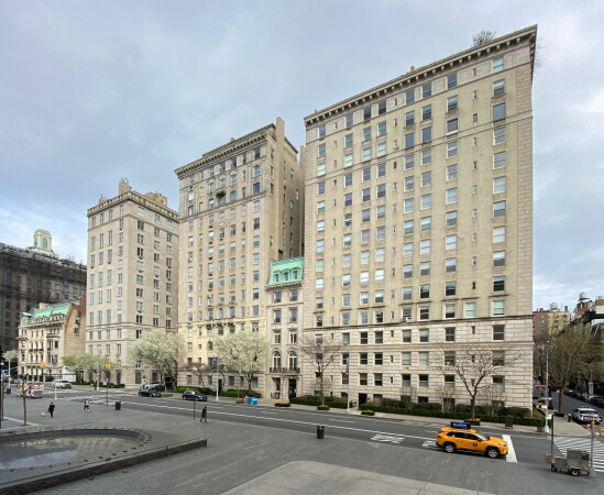 1. Rang: David Chipperfield Architects, London; KARO Architects, New York: Der Bestandsbau (mit grnem Dach) in Richtung 5th Avenue