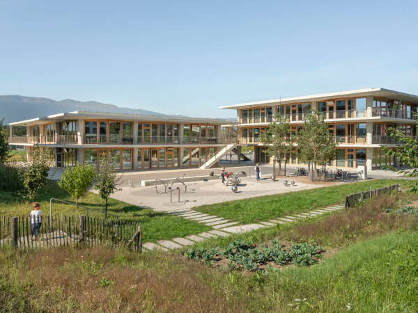 Die ffentliche Schule cole Les Vergers wurde im Jahr 2018 fertiggestellt und befindet sich an der Nord-West-Grenze am Genfer Stadtrand. Architektur: sylla widmann architectes