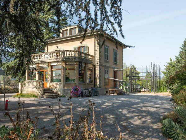 Unter Denkmalschutz stehende Gebude wie die Villa du Jardin Botanique alpin oder die Maison Vaudagne werden als soziale Zentren umgenutzt.