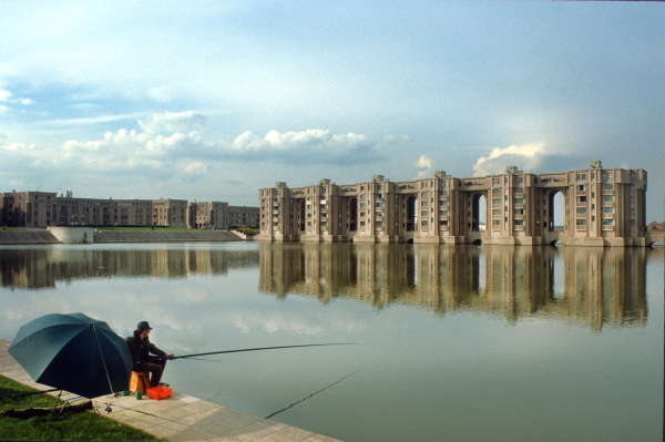 Ricardo Bofill  Taller de Arquitectura: Les Arcades du Lac, Saint-Quentin-En-Yvelines, Paris, 1982
