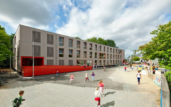 Interimsbau von werk.um Architekten: rechts hinten der Altbau aus den 70er Jahren.