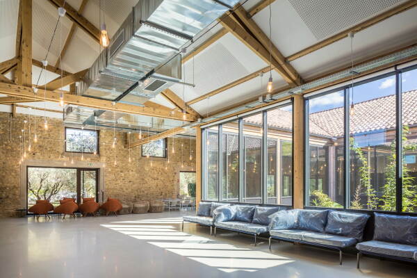 Erweiterung einer Cafeteria von Brenac & Gonzalez