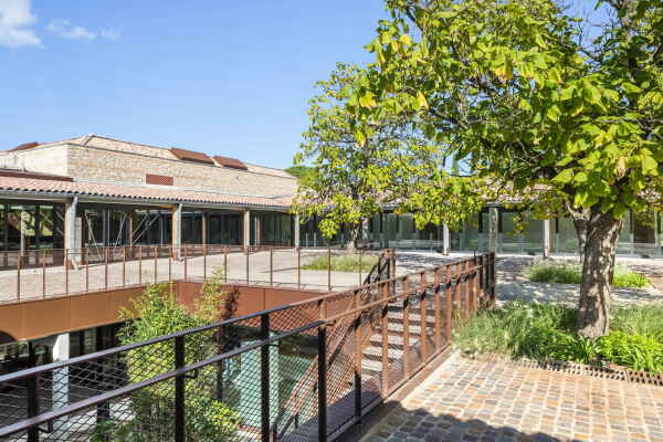 Erweiterung einer Cafeteria von Brenac & Gonzalez