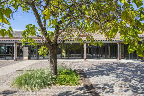 Erweiterung einer Cafeteria von Brenac & Gonzalez