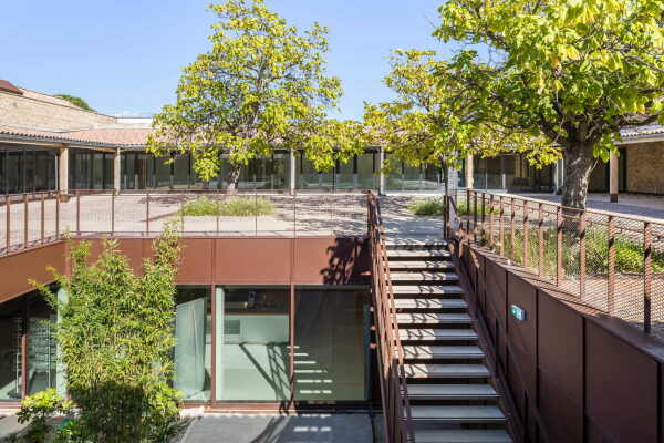 Erweiterung einer Cafeteria von Brenac & Gonzalez