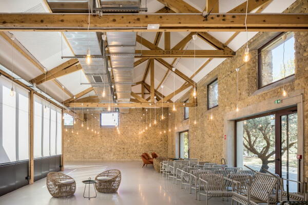 Erweiterung einer Cafeteria von Brenac & Gonzalez