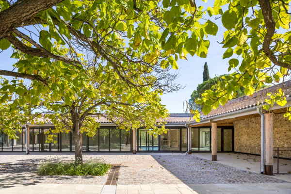 Erweiterung einer Cafeteria von Brenac & Gonzalez