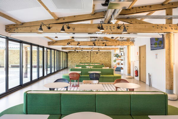 Erweiterung einer Cafeteria von Brenac & Gonzalez