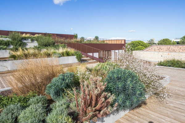 Erweiterung einer Cafeteria von Brenac & Gonzalez