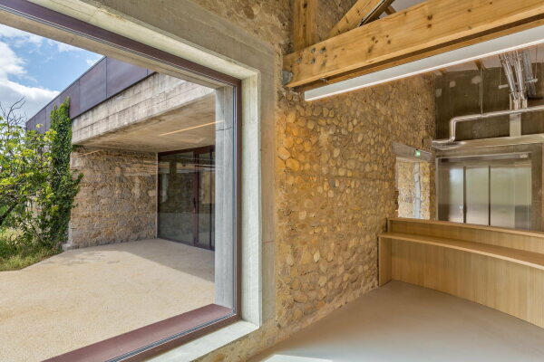 Erweiterung einer Cafeteria von Brenac & Gonzalez