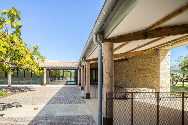 Erweiterung einer Cafeteria von Brenac & Gonzalez