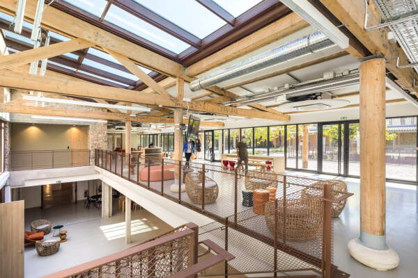 Erweiterung einer Cafeteria von Brenac & Gonzalez