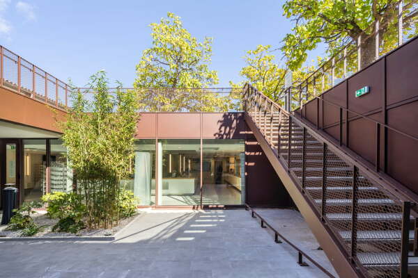 Erweiterung einer Cafeteria von Brenac & Gonzalez