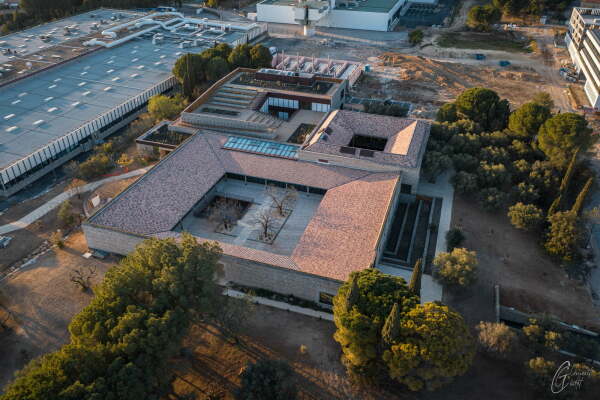 Erweiterung einer Cafeteria von Brenac & Gonzalez