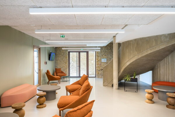 Erweiterung einer Cafeteria von Brenac & Gonzalez