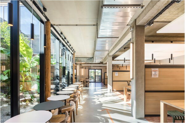 Erweiterung einer Cafeteria von Brenac & Gonzalez